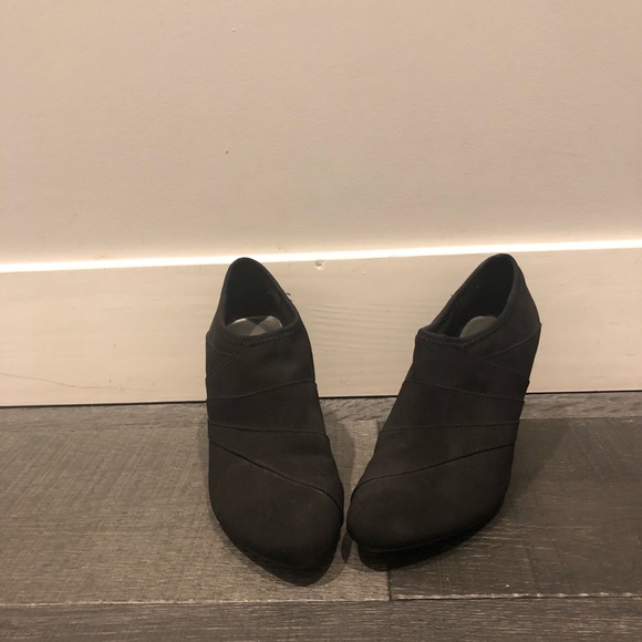 Black ankle bootie pump, size 8.5 US - Picture 3 of 5